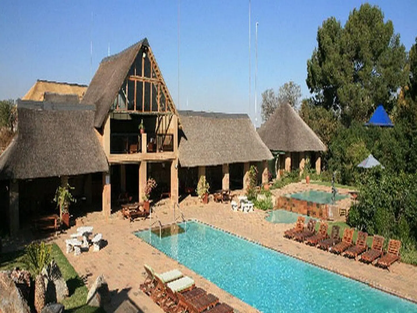 Misty Hills Country Hotel, Conference Centre & Spa OUTDOOR_POOL