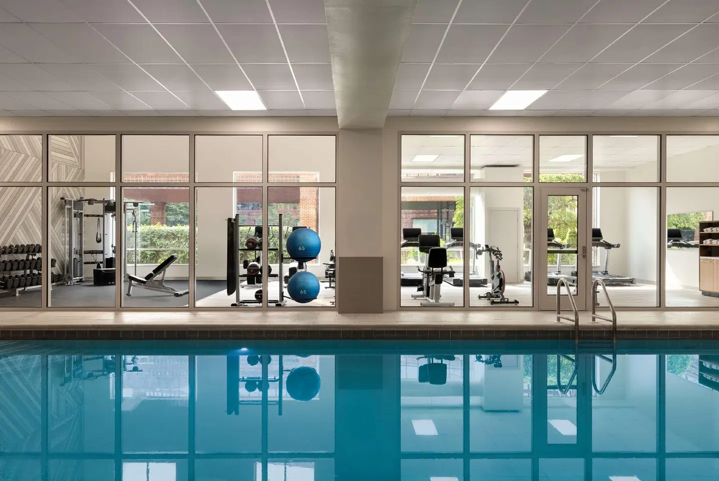 DoubleTree by Hilton New York LaGuardia Airport Hallenbad