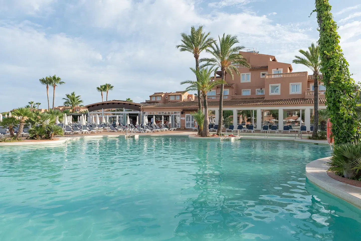 Ciudad Laurel OUTDOOR_POOL
