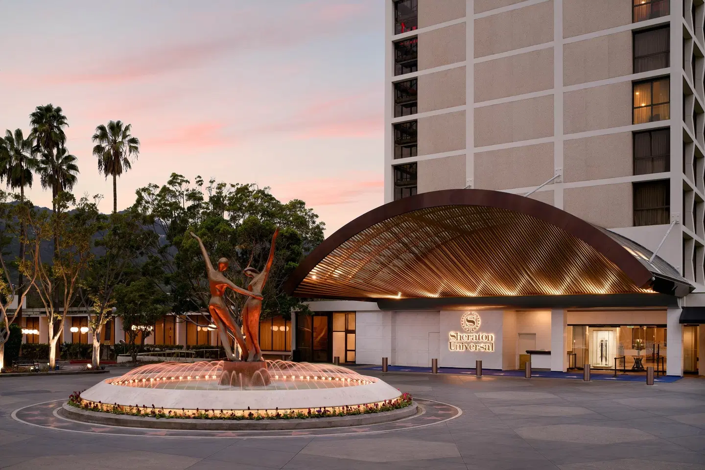 Sheraton Universal Hotel EXTERIOR