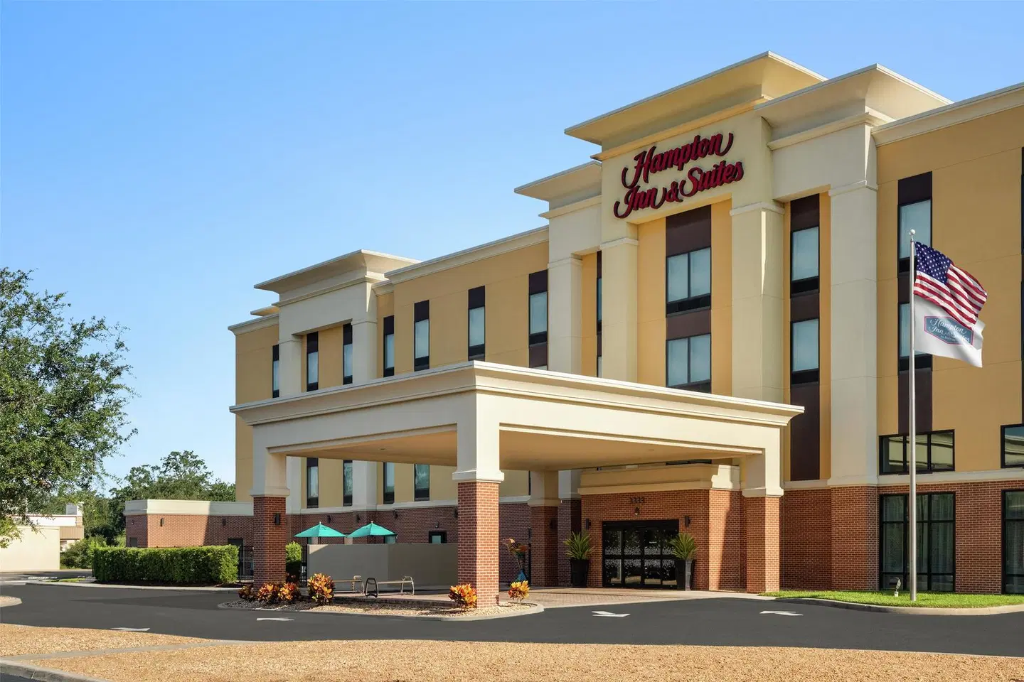 Hampton Inn & Suites Tampa Busch Gardens Area EXTERIOR