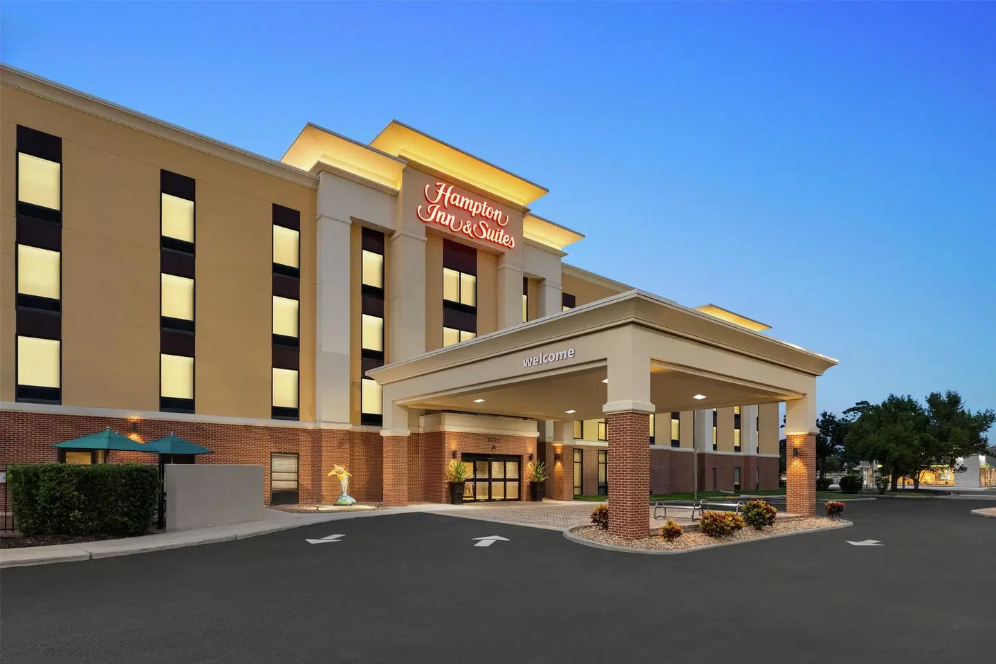 Hampton Inn & Suites Tampa Busch Gardens Area EXTERIOR