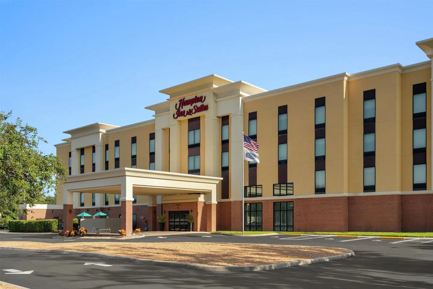 Hampton Inn & Suites Tampa Busch Gardens Area EXTERIOR