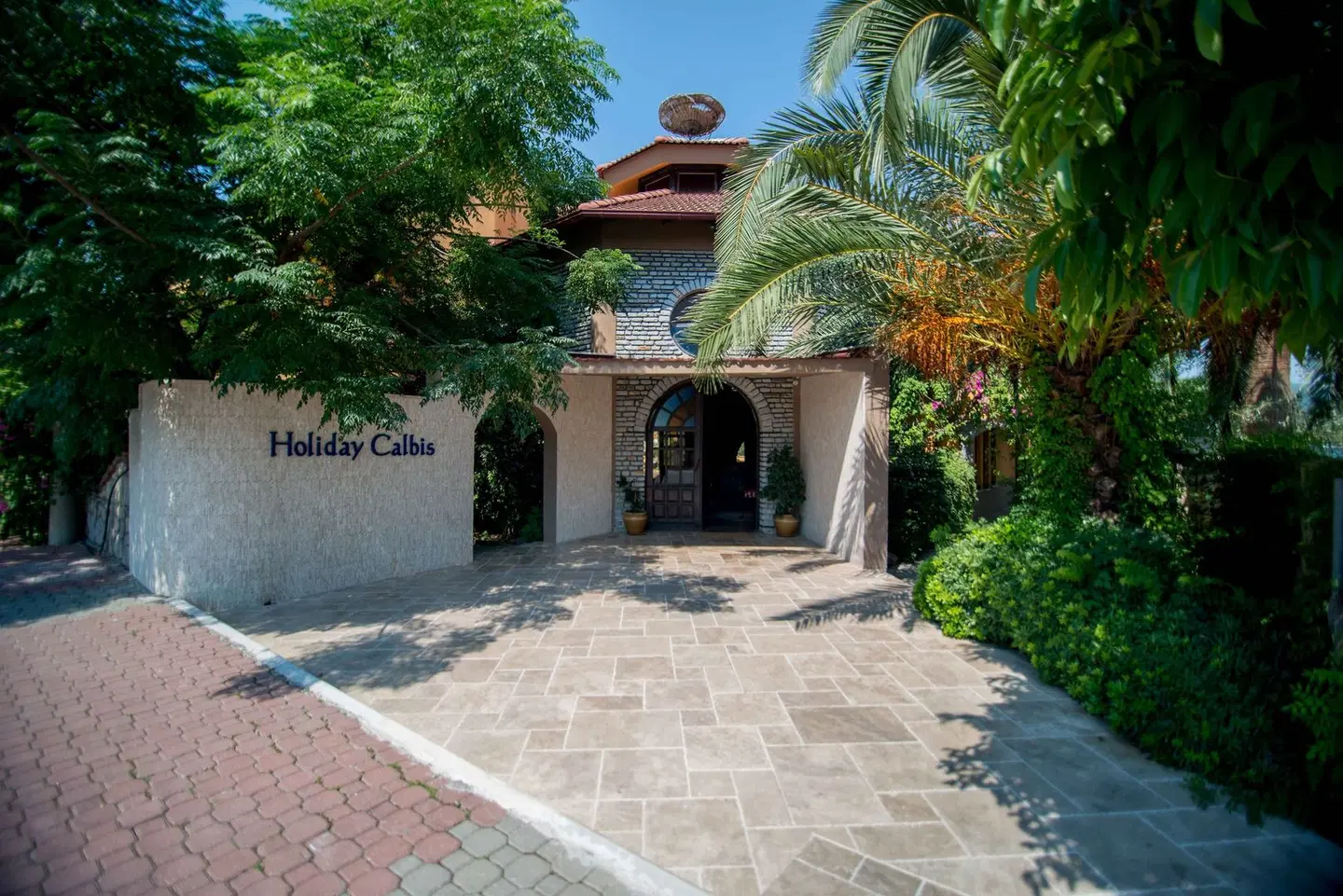 Holiday Calbis EXTERIOR