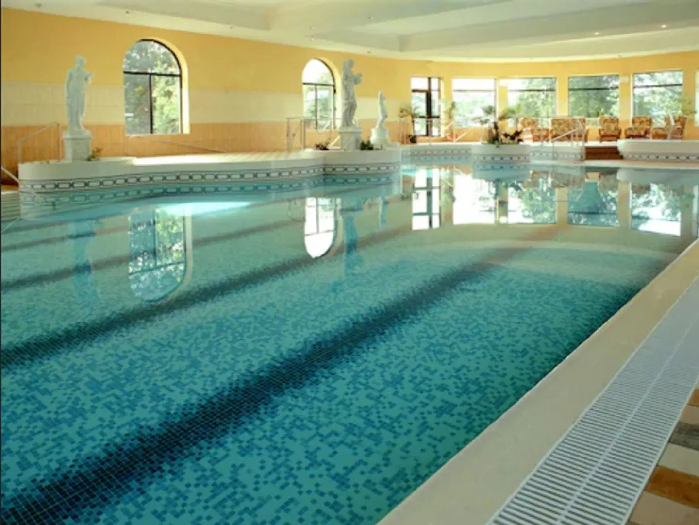 Westport Plaza Hallenbad