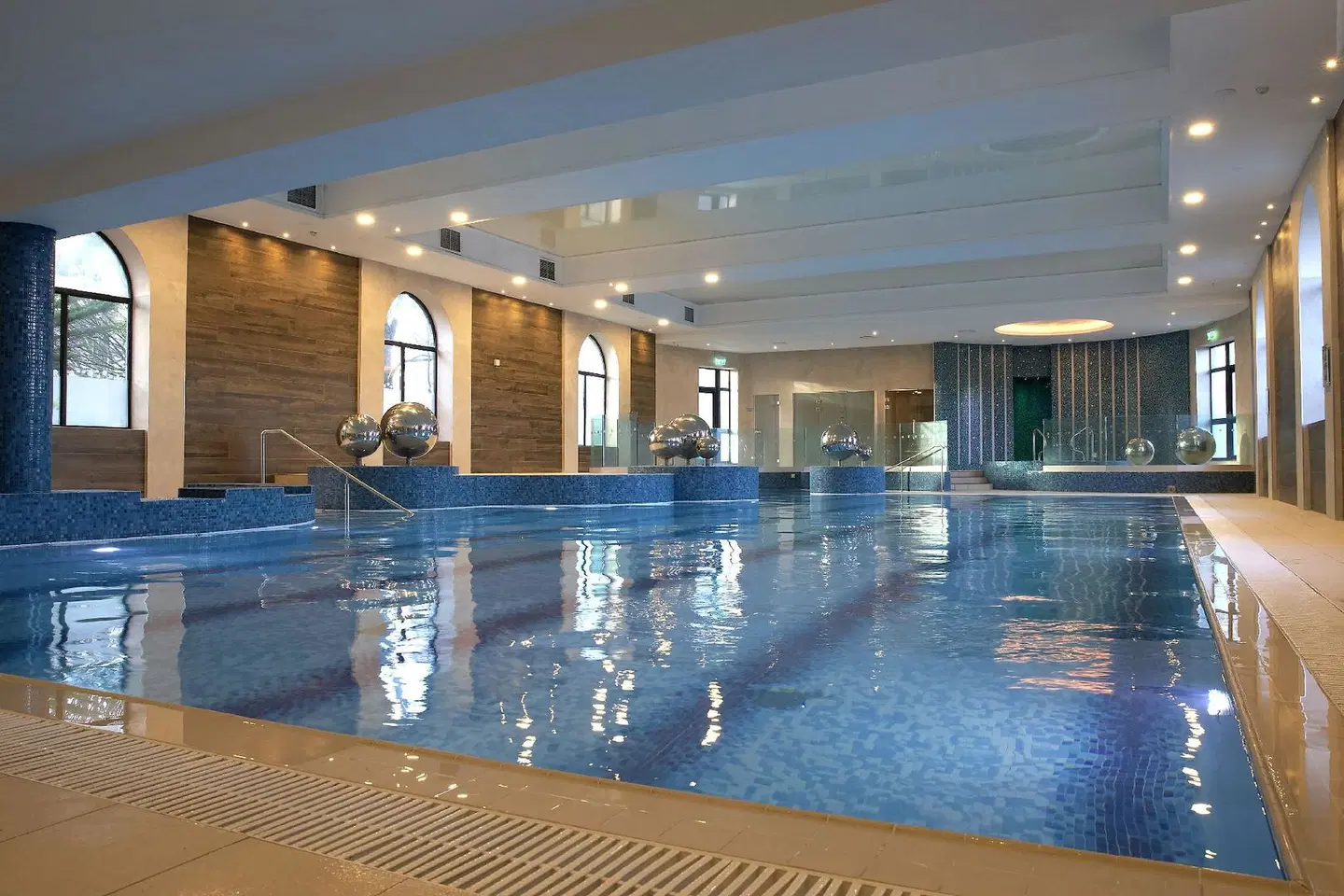 Westport Plaza Hallenbad