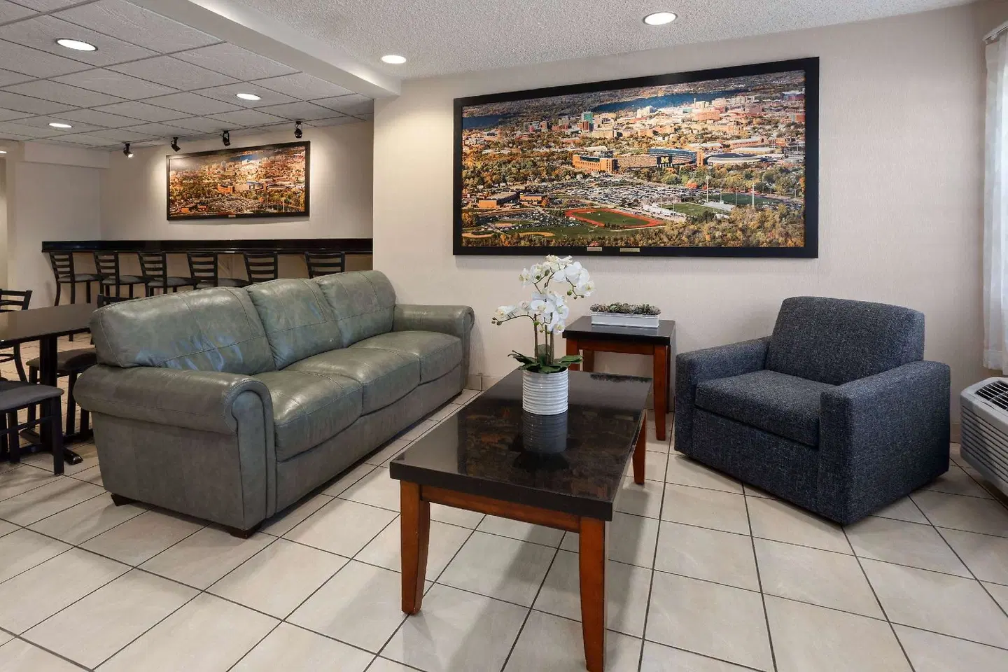 Microtel Inn & Suites by Wyndham Ann Arbor Bar