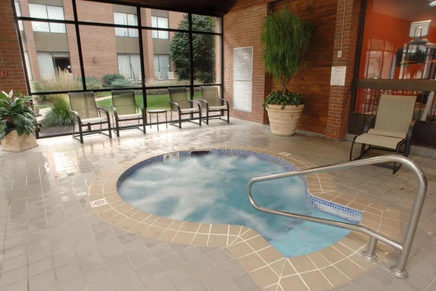 DoubleTree by Hilton Syracuse Hallenbad