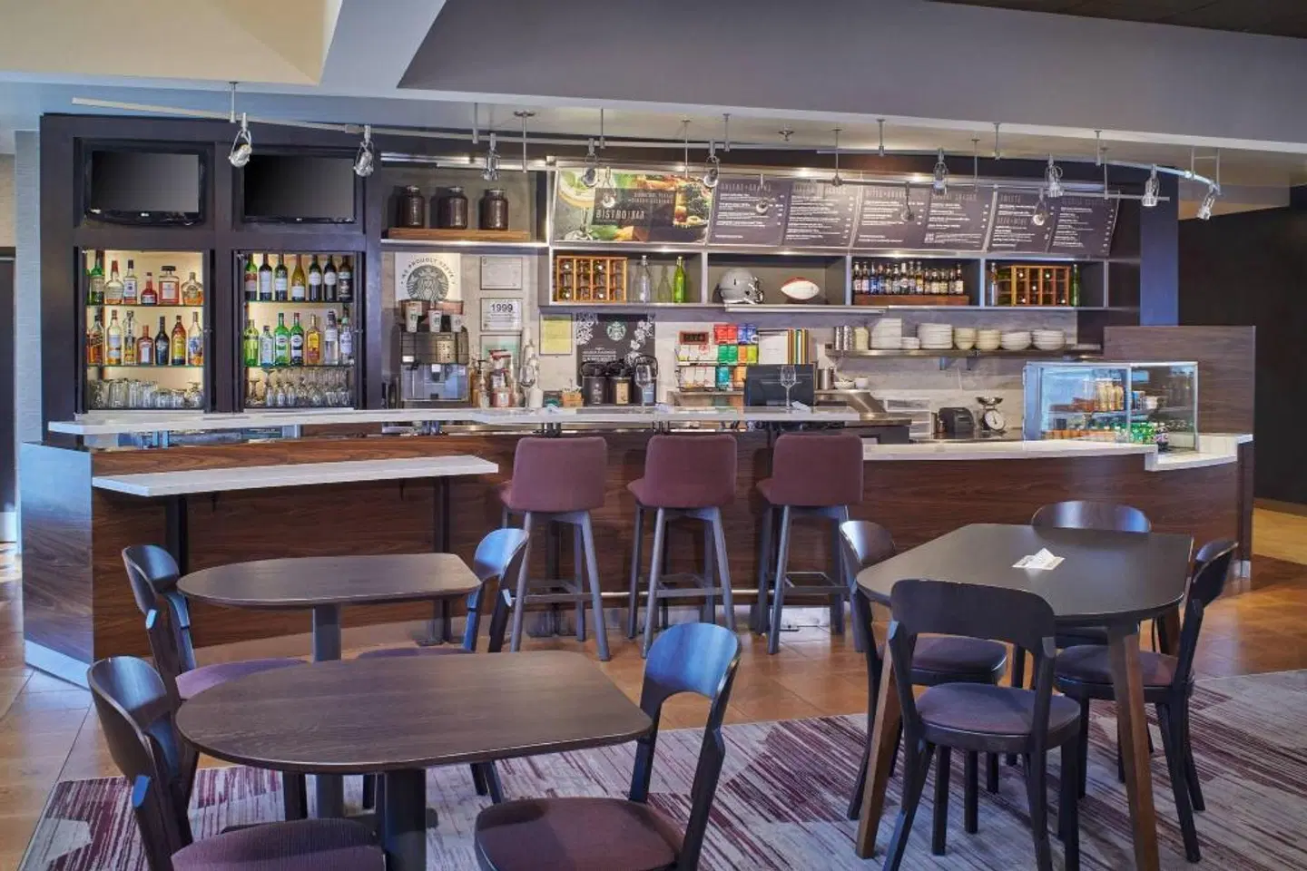 Courtyard by Marriott Detroit Warren Bar