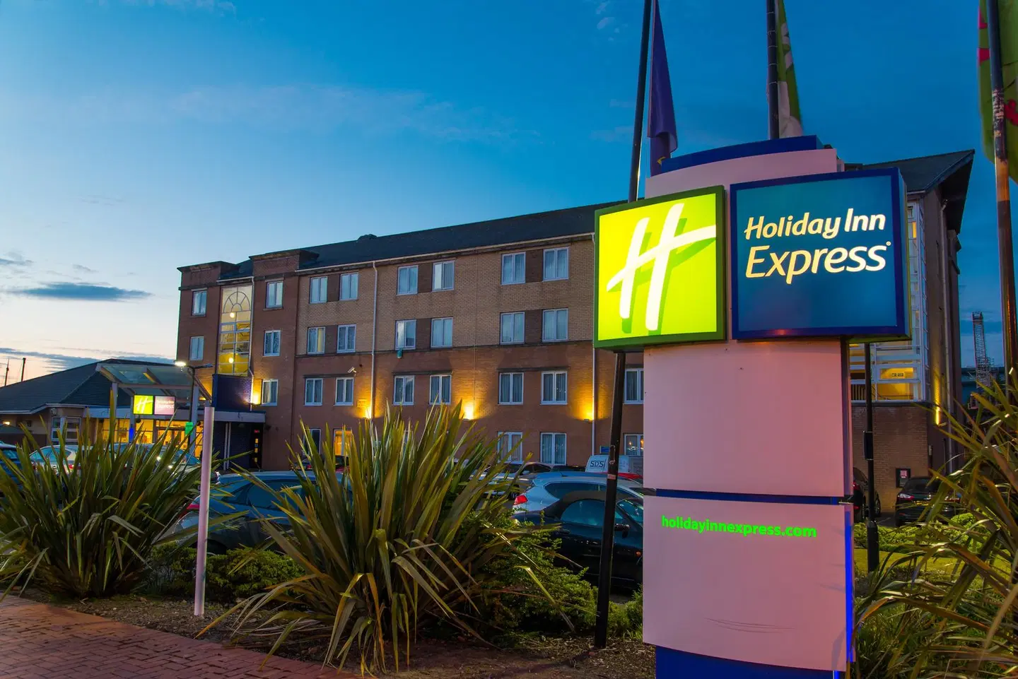 Holiday Inn Express Cardiff Bay EXTERIOR