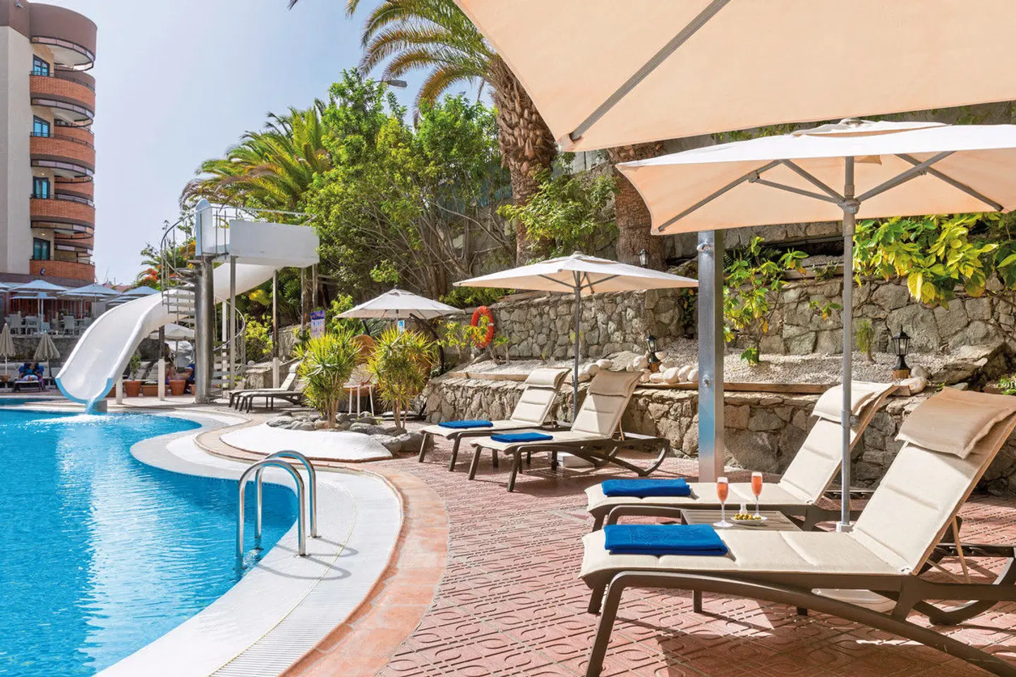 MUR Hotel Neptuno OUTDOOR_POOL