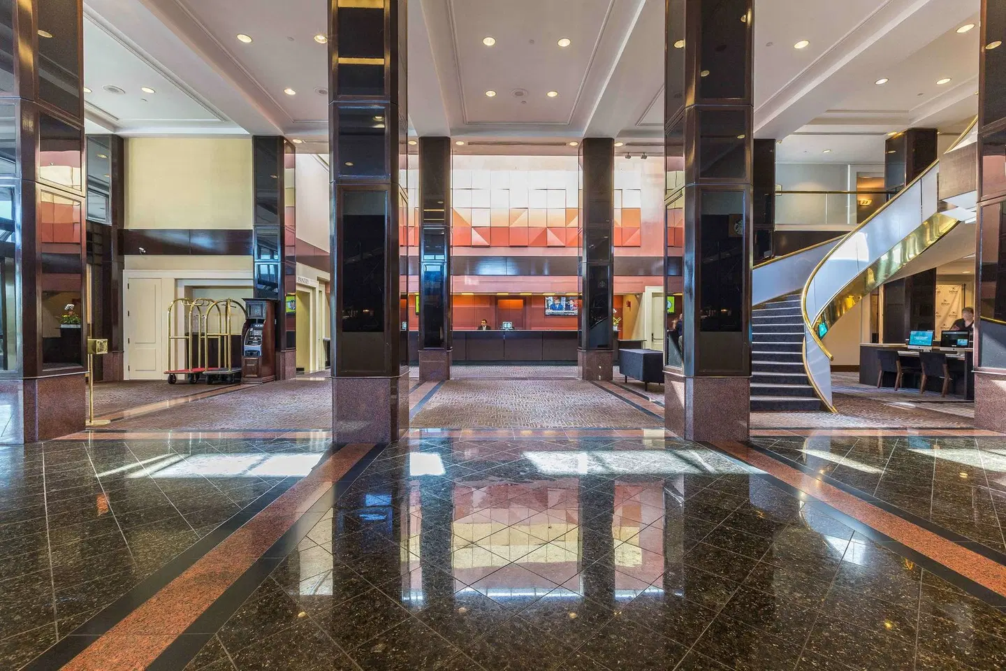 Hilton Newark Airport LOUNGE_LOBBY