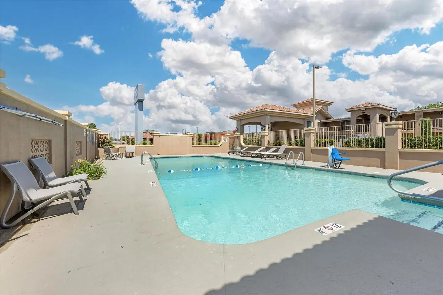 Best Western El Rancho Palacio OUTDOOR_POOL