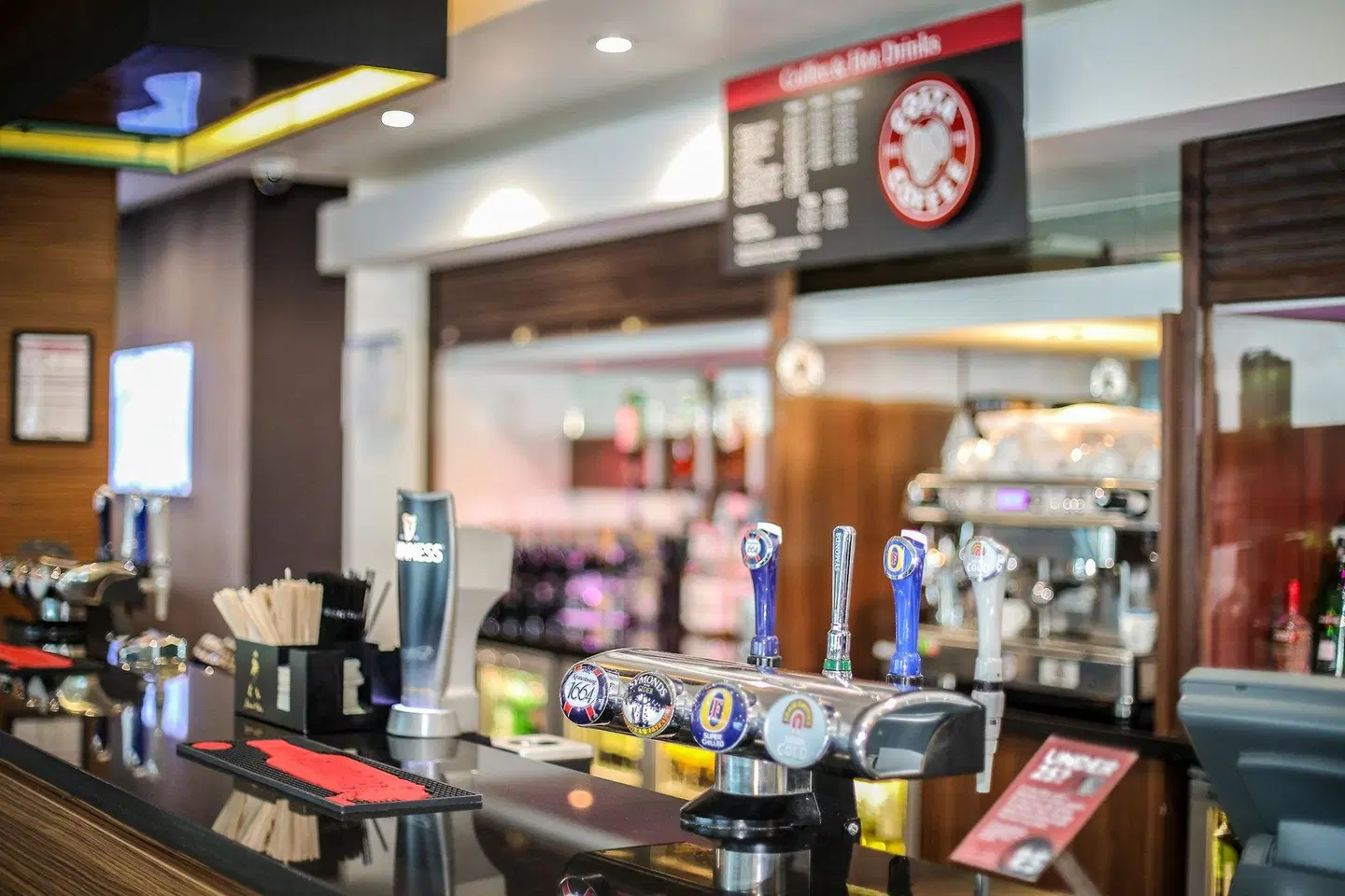 Holiday Inn Express London - Heathrow T5 by IHG Bar