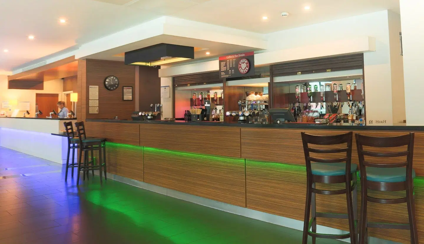 Holiday Inn Express London - Heathrow T5 by IHG Bar