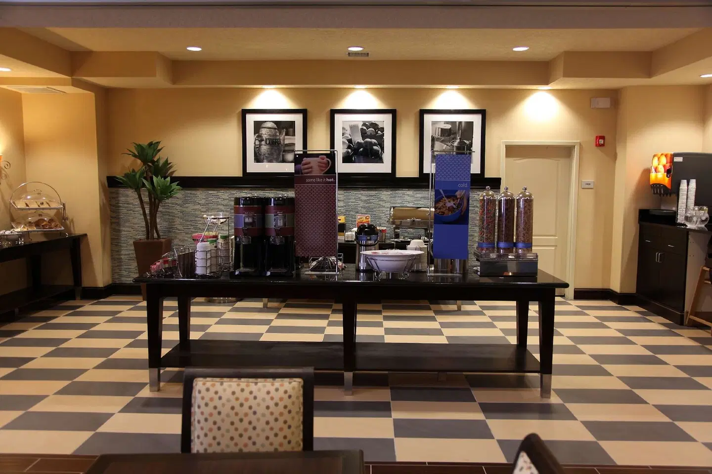Hampton Inn & Suites Carlsbad Bar