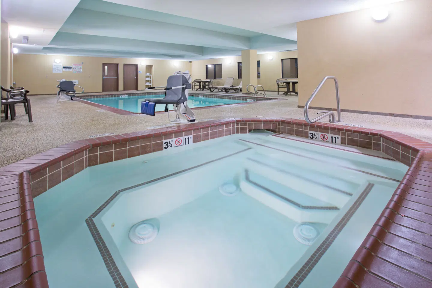 Holiday Inn Express & Suites Las Vegas by IHG Hallenbad