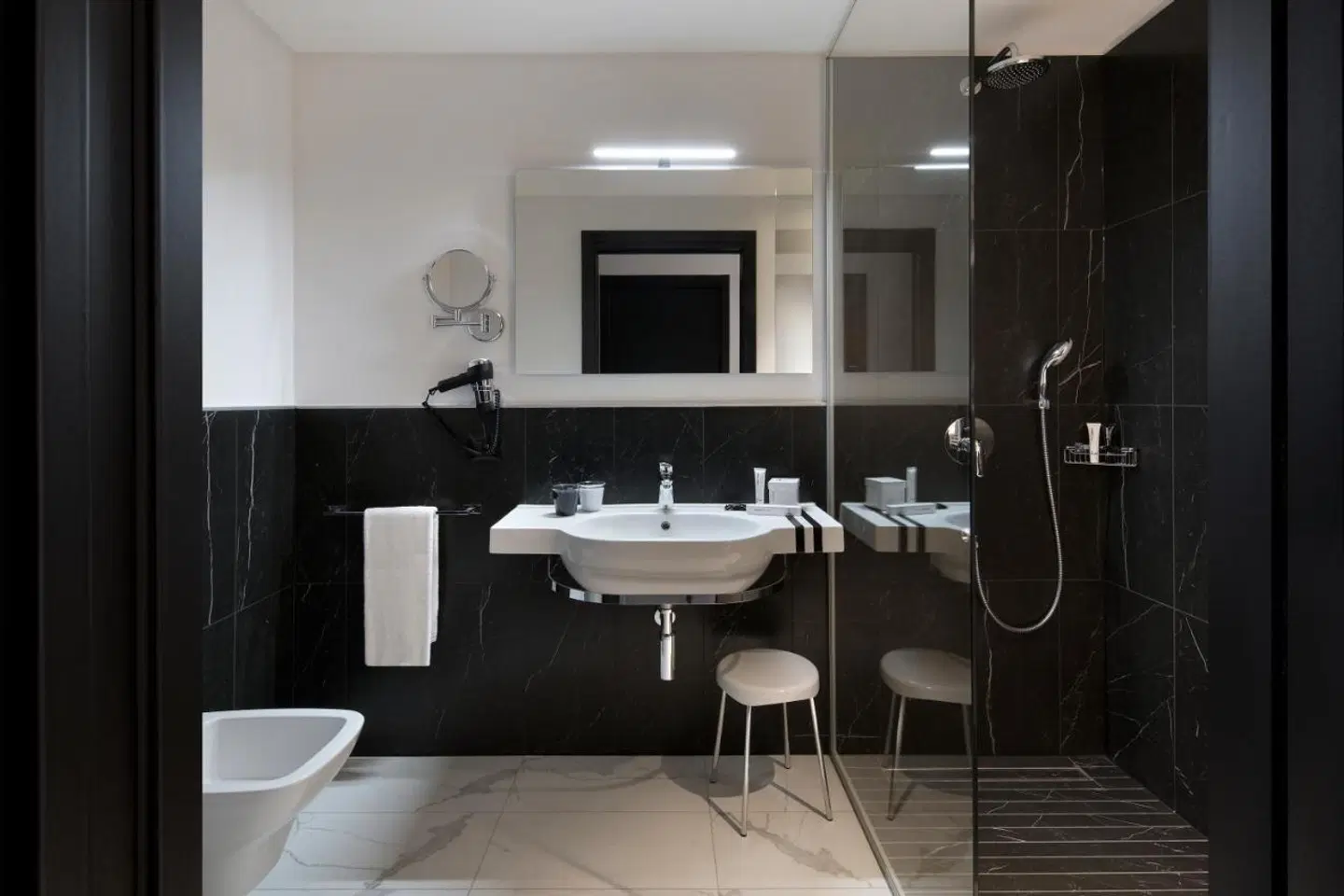 J Hotel Badezimmer