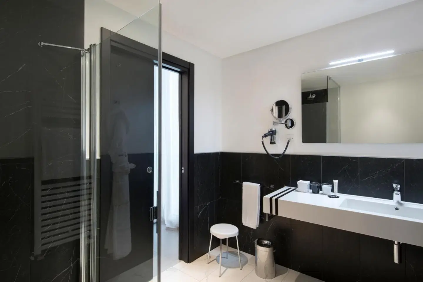 J Hotel Badezimmer