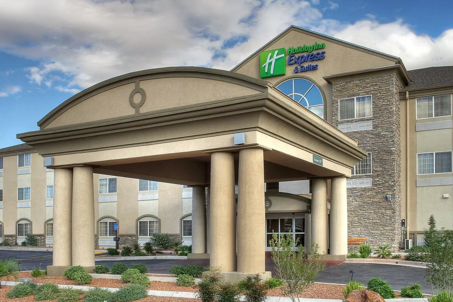 Holiday Inn Express & Suites Carlsbad by IHG EXTERIOR