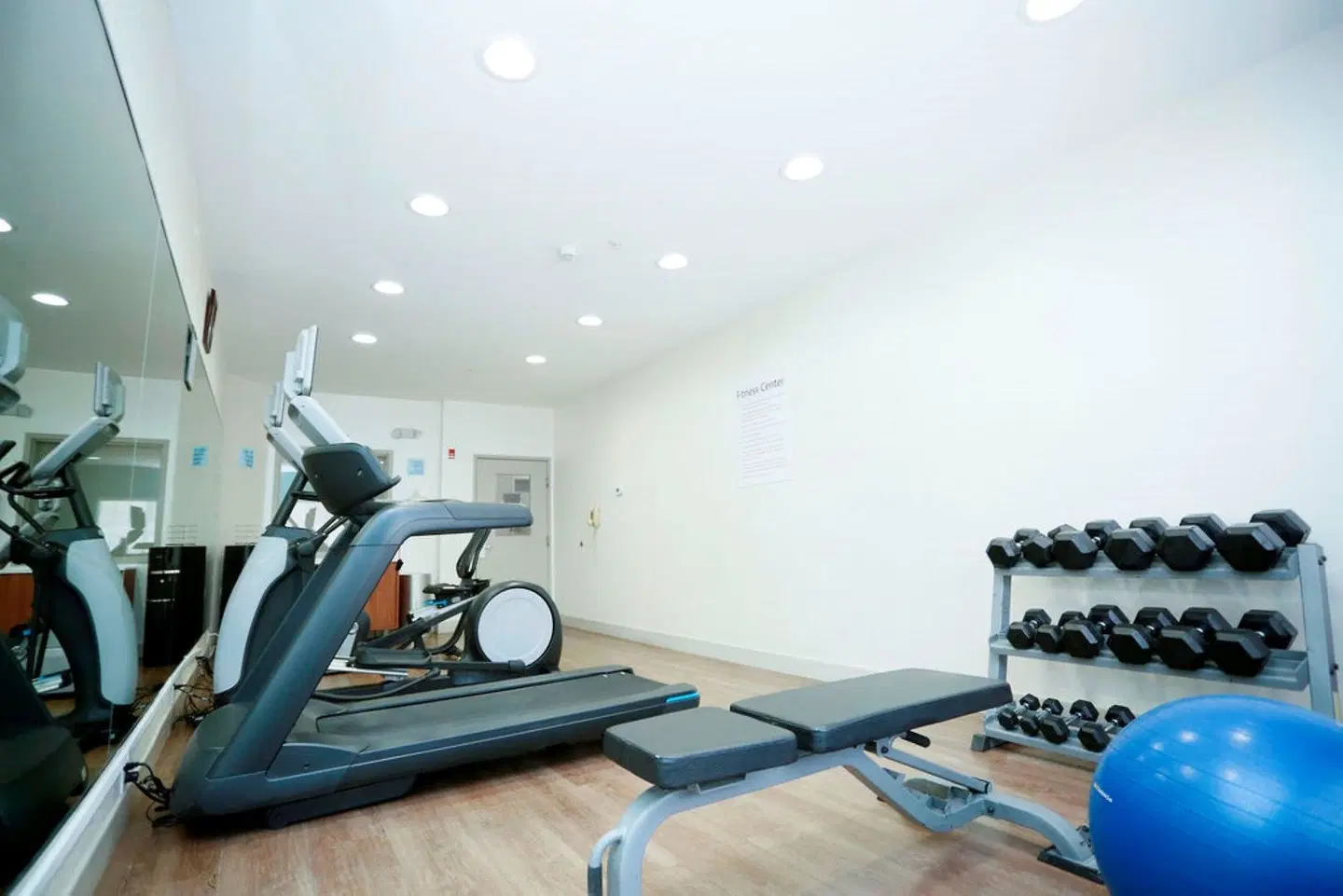 Holiday Inn Express & Suites Carlsbad by IHG SPORTS_AND_LEISURE