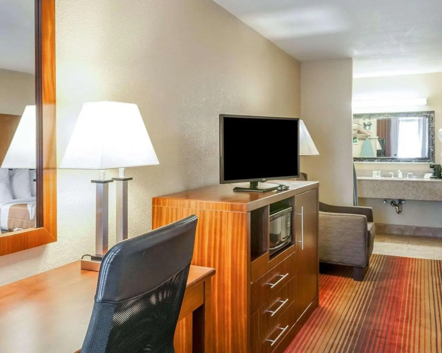 Quality Inn & Suites ROOM_EXAMPLE