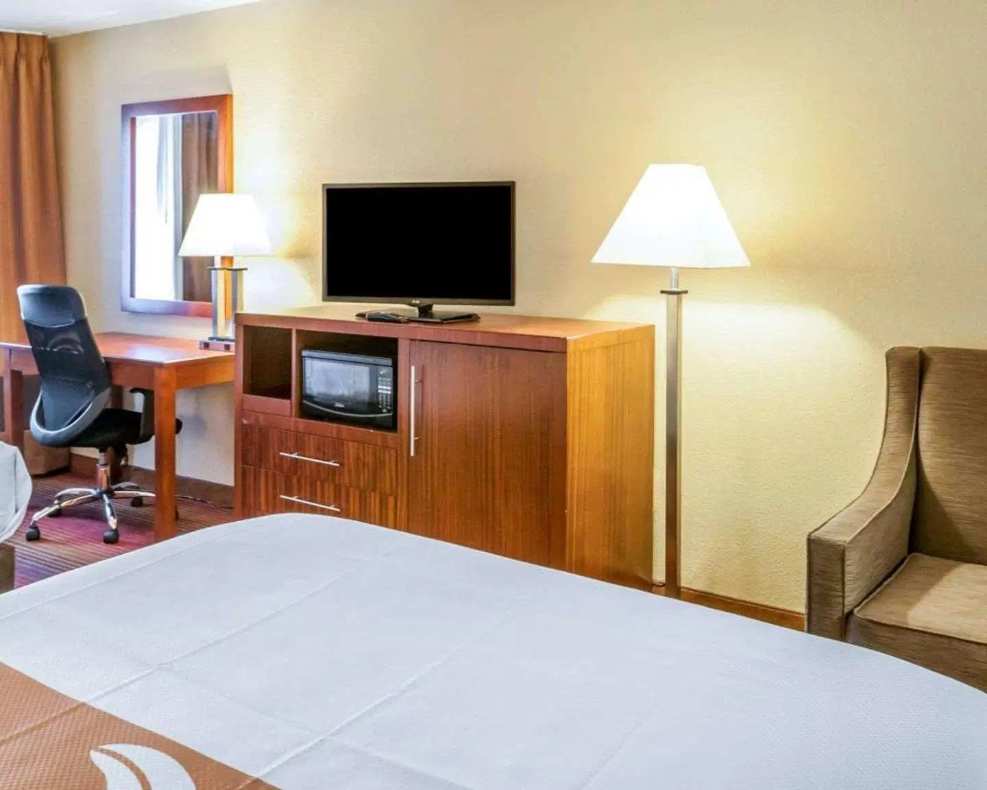 Quality Inn & Suites ROOM_EXAMPLE