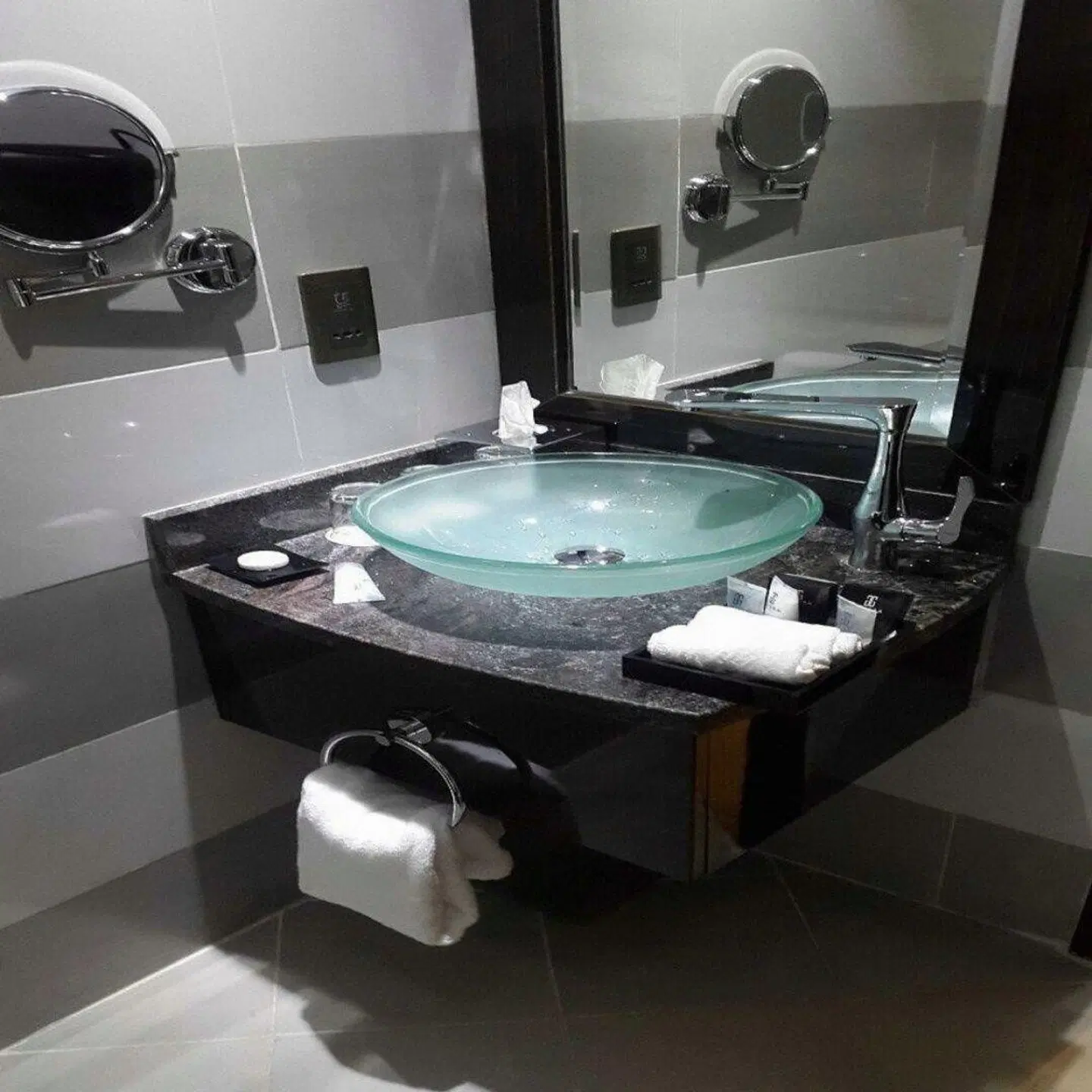 Gevora Hotel Badezimmer