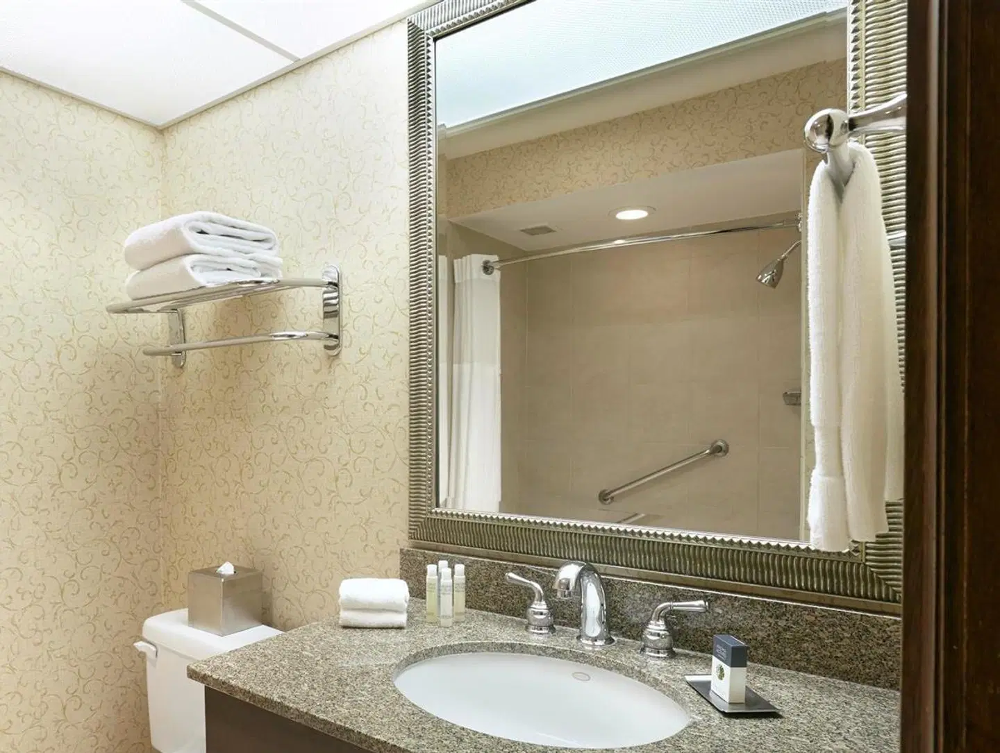 DoubleTree by Hilton Ontario Airport Badezimmer