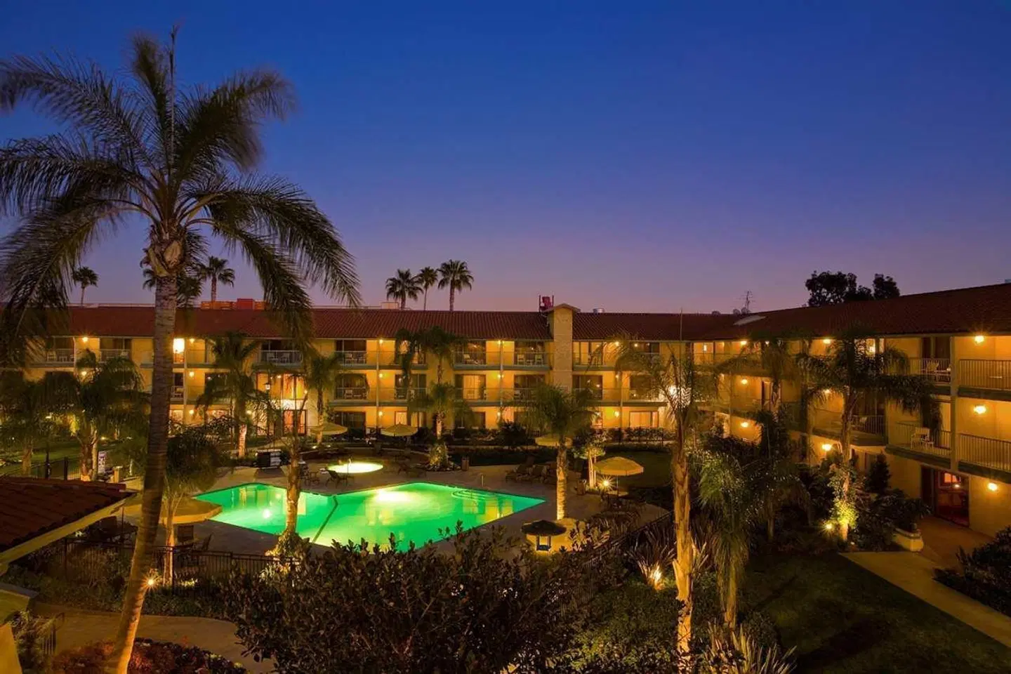 DoubleTree by Hilton Ontario Airport OUTDOOR_POOL