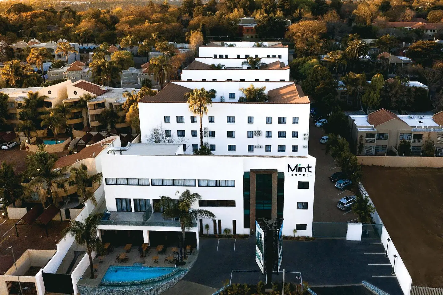 MINT Hotel 84 On Katherine EXTERIOR