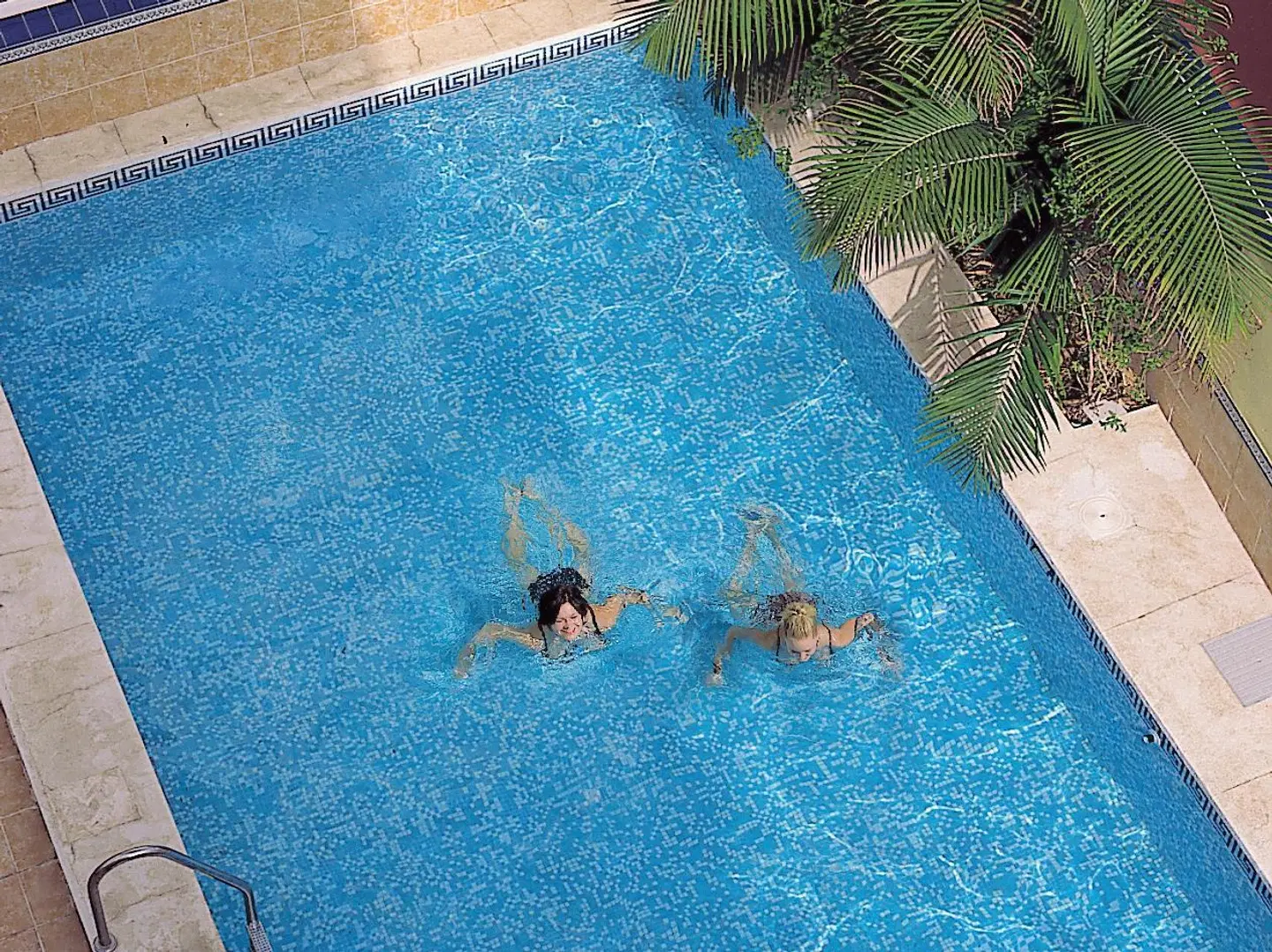 Apartamentos RF Bambi OUTDOOR_POOL