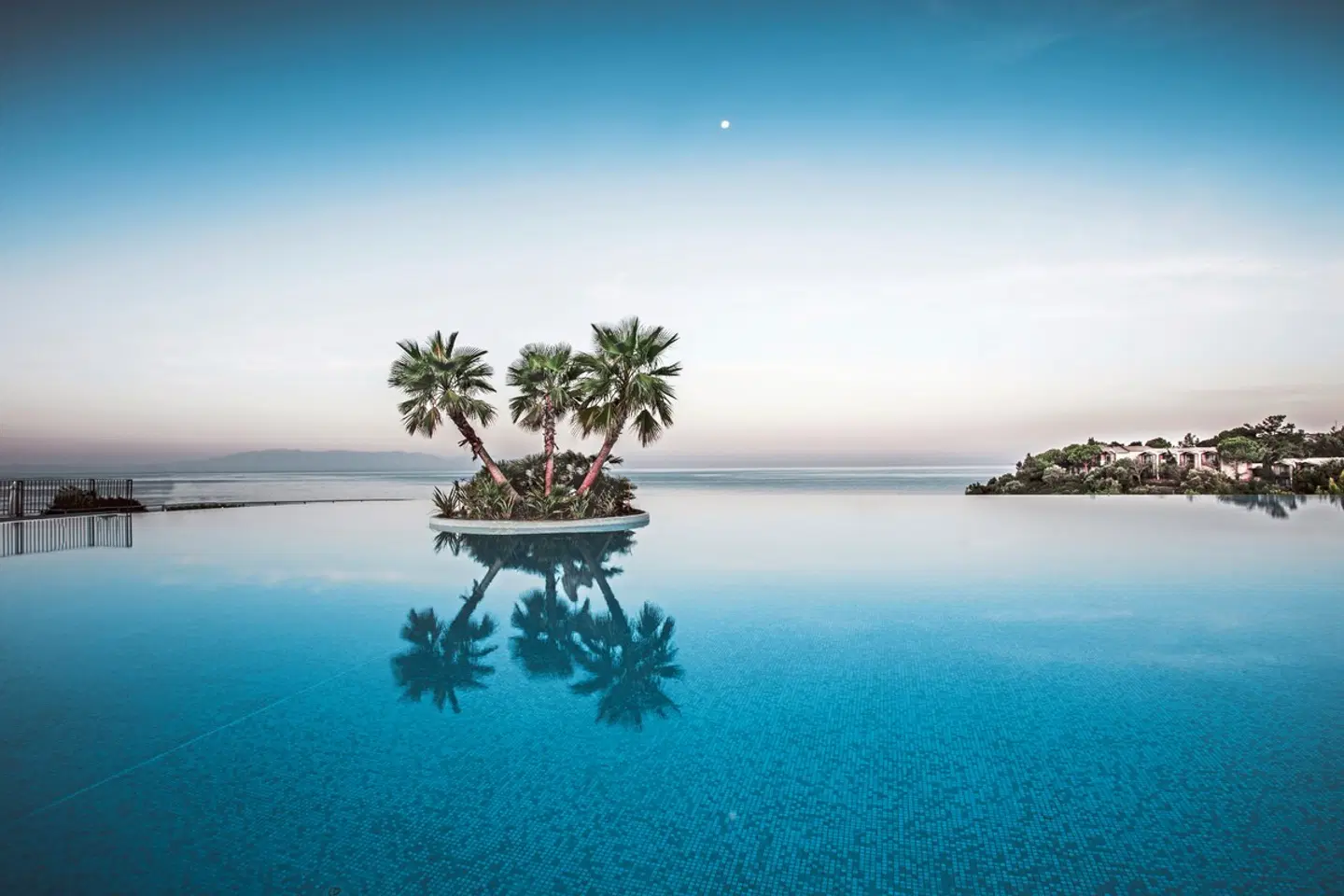 Club Marvy OUTDOOR_POOL