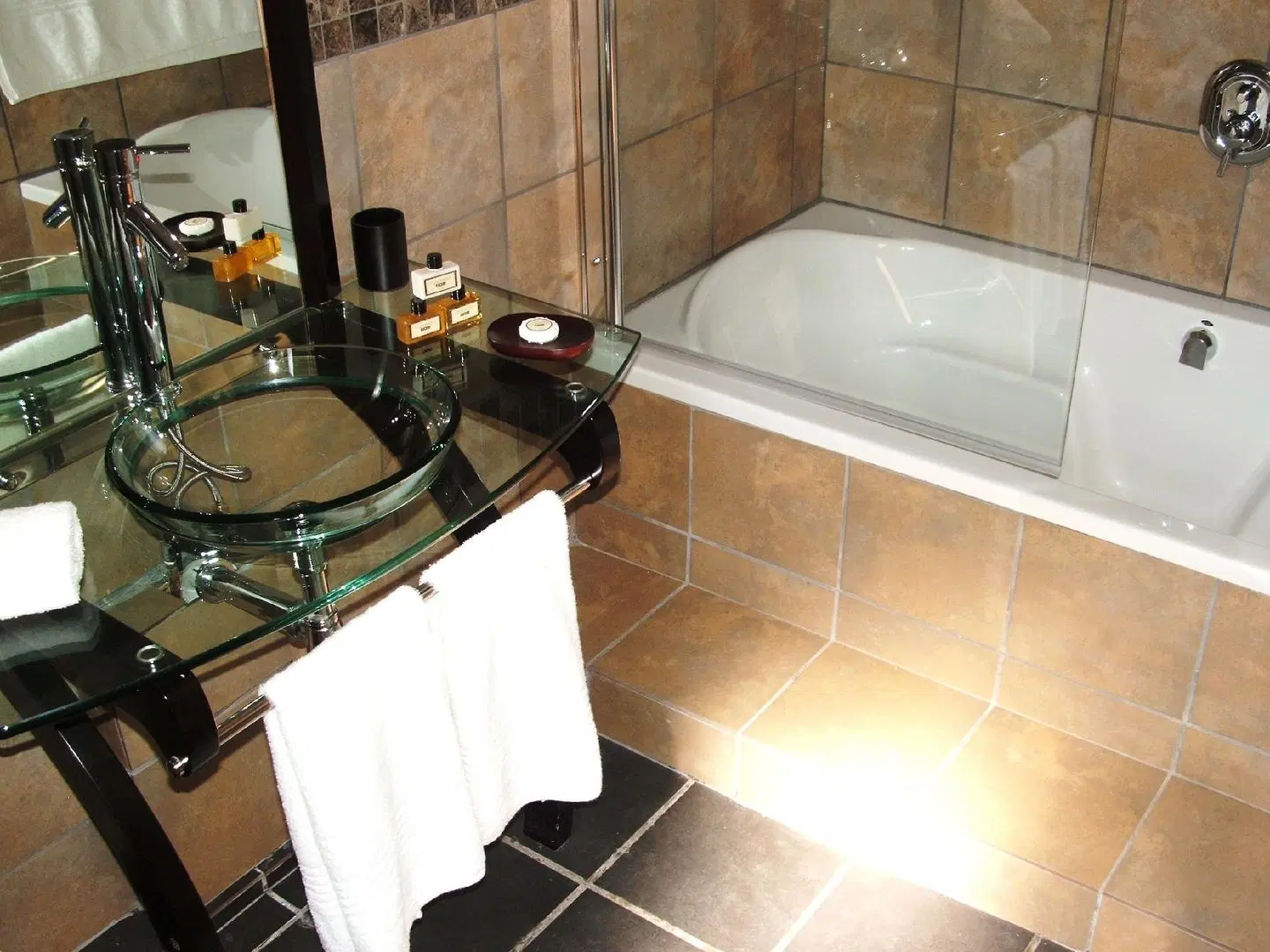 24 Onvrey 4 Star Boutique Hotel Badezimmer