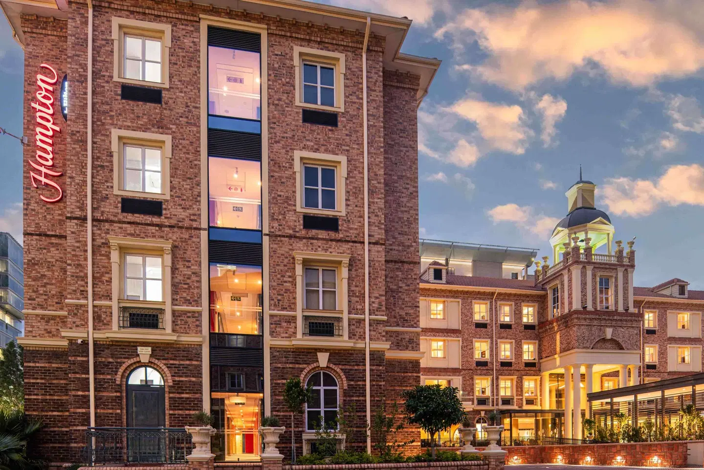 Hampton By Hilton Sandton Grayston EXTERIOR