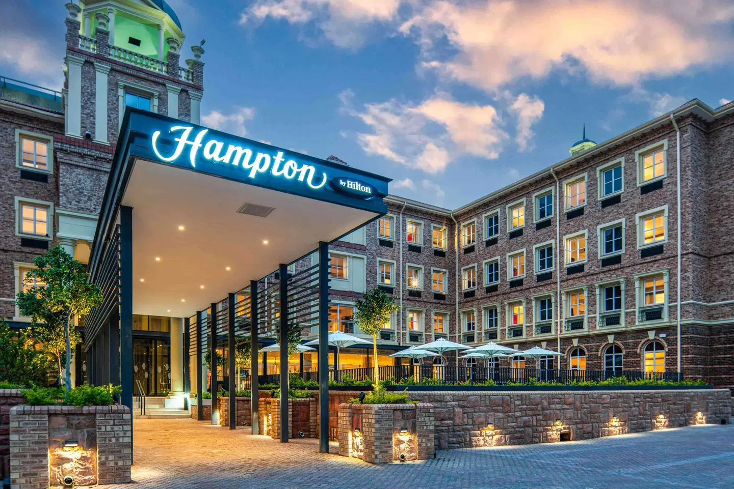 Hampton By Hilton Sandton Grayston EXTERIOR