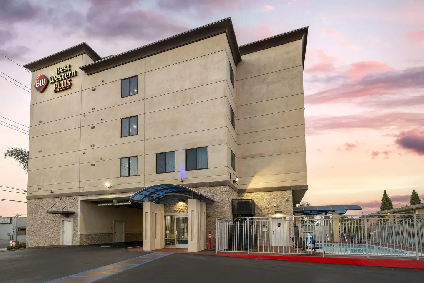 Best Western Plus Gardena Inn & Suites EXTERIOR