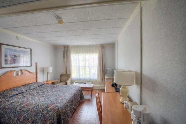 Claymore Inn and Suites ROOM_EXAMPLE