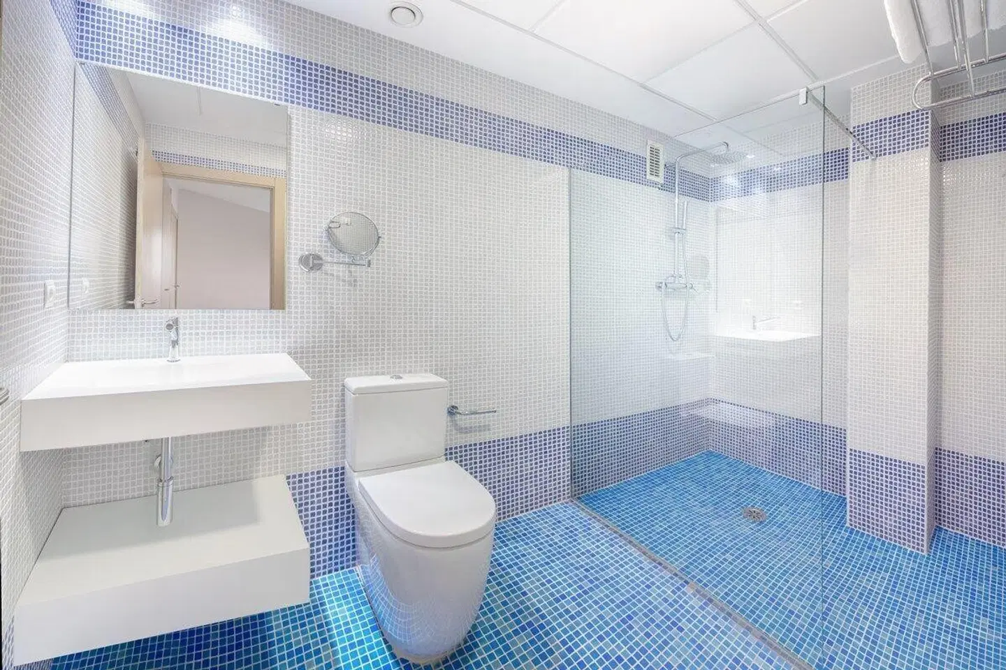 Palau Apartments Badezimmer