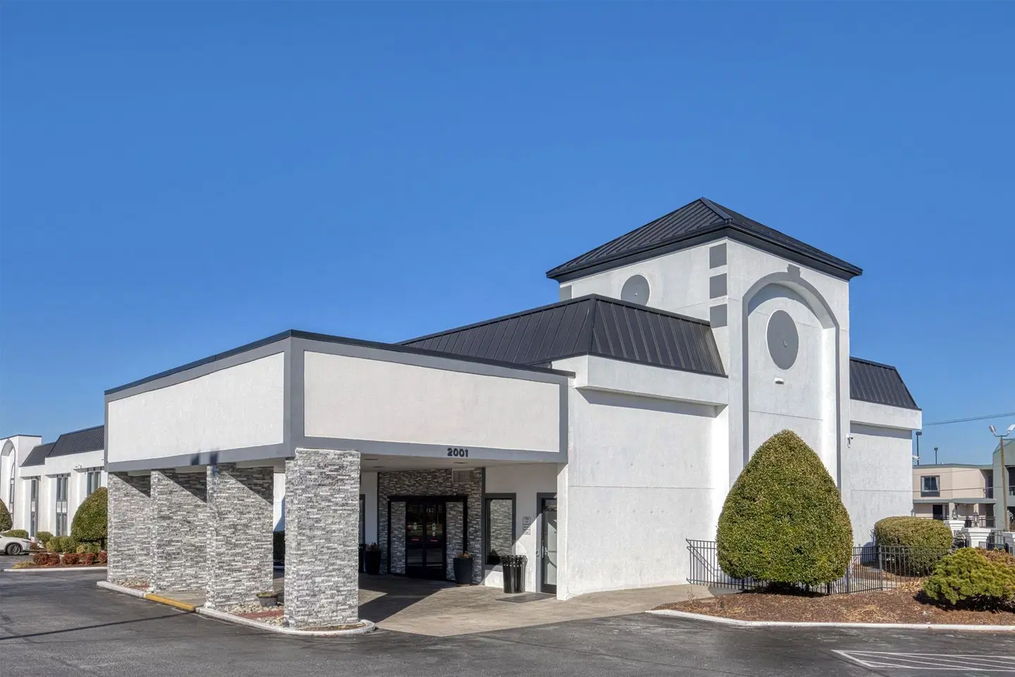 Baymont by Wyndham Greensboro/Coliseum EXTERIOR