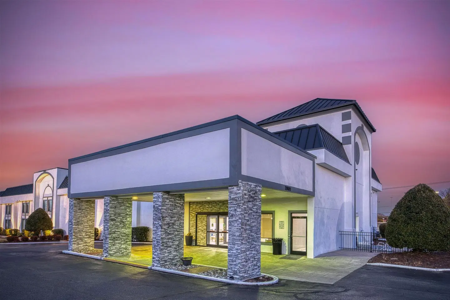Baymont by Wyndham Greensboro/Coliseum EXTERIOR