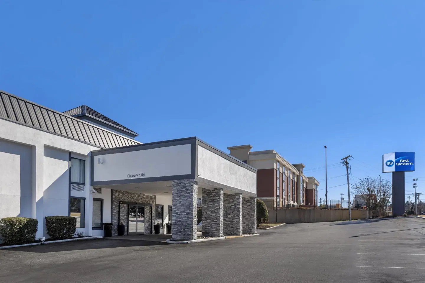 Baymont by Wyndham Greensboro/Coliseum EXTERIOR