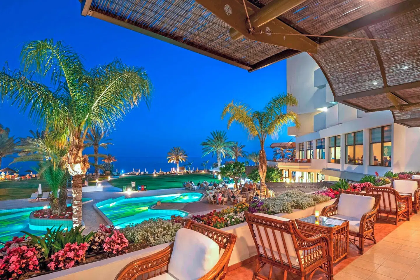 Constantinou Bros Athena Royal Beach Terrasse