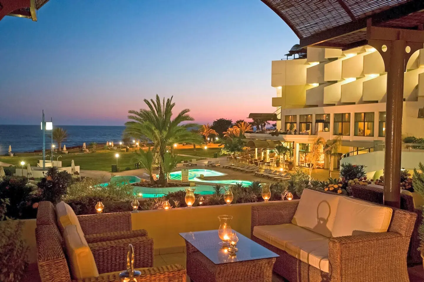 Constantinou Bros Athena Royal Beach Terrasse