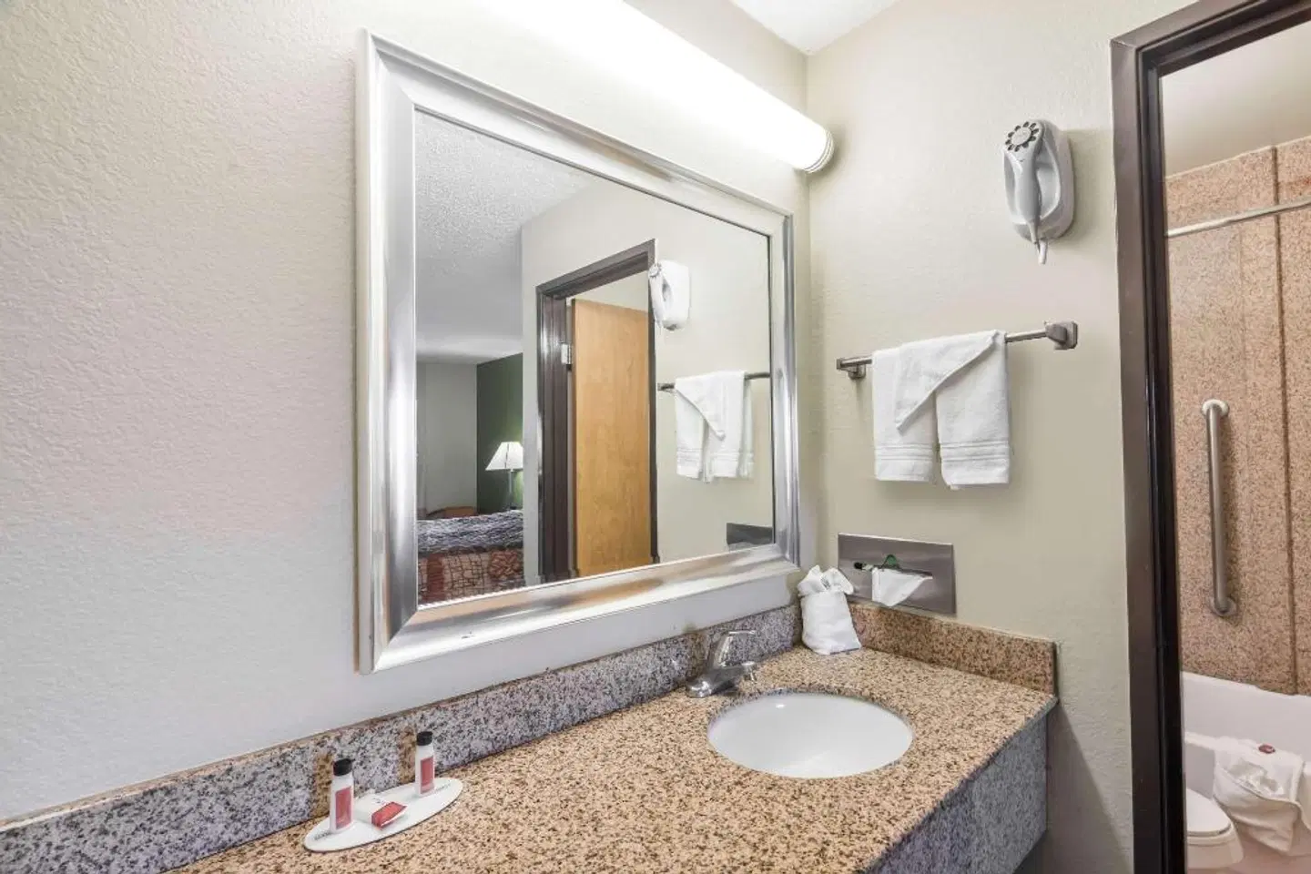 Days Inn by Wyndham Chattanooga Lookout Mountain West Badezimmer