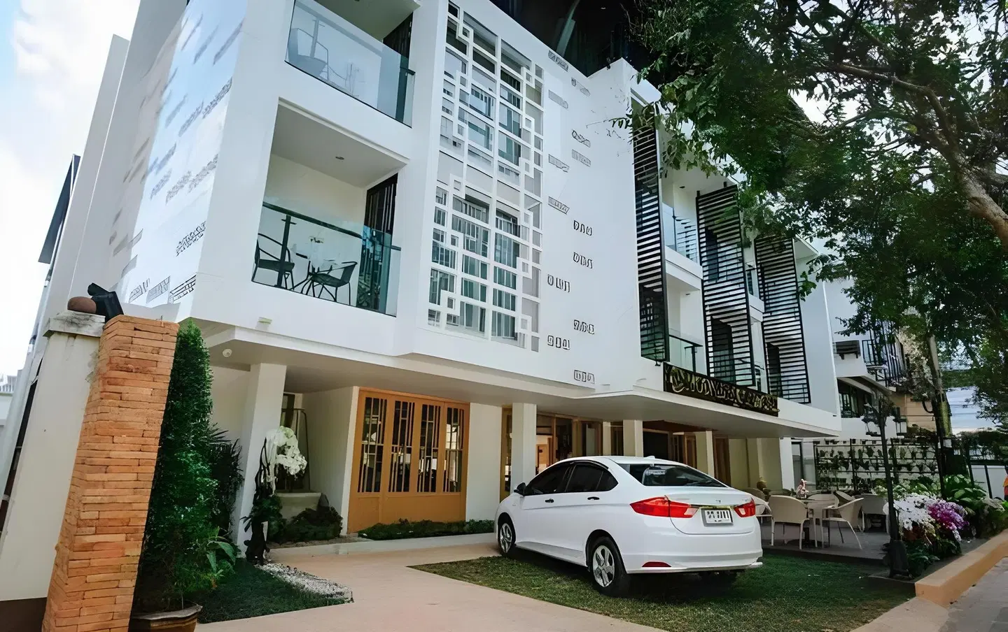 Moon Dragon Hotel EXTERIOR