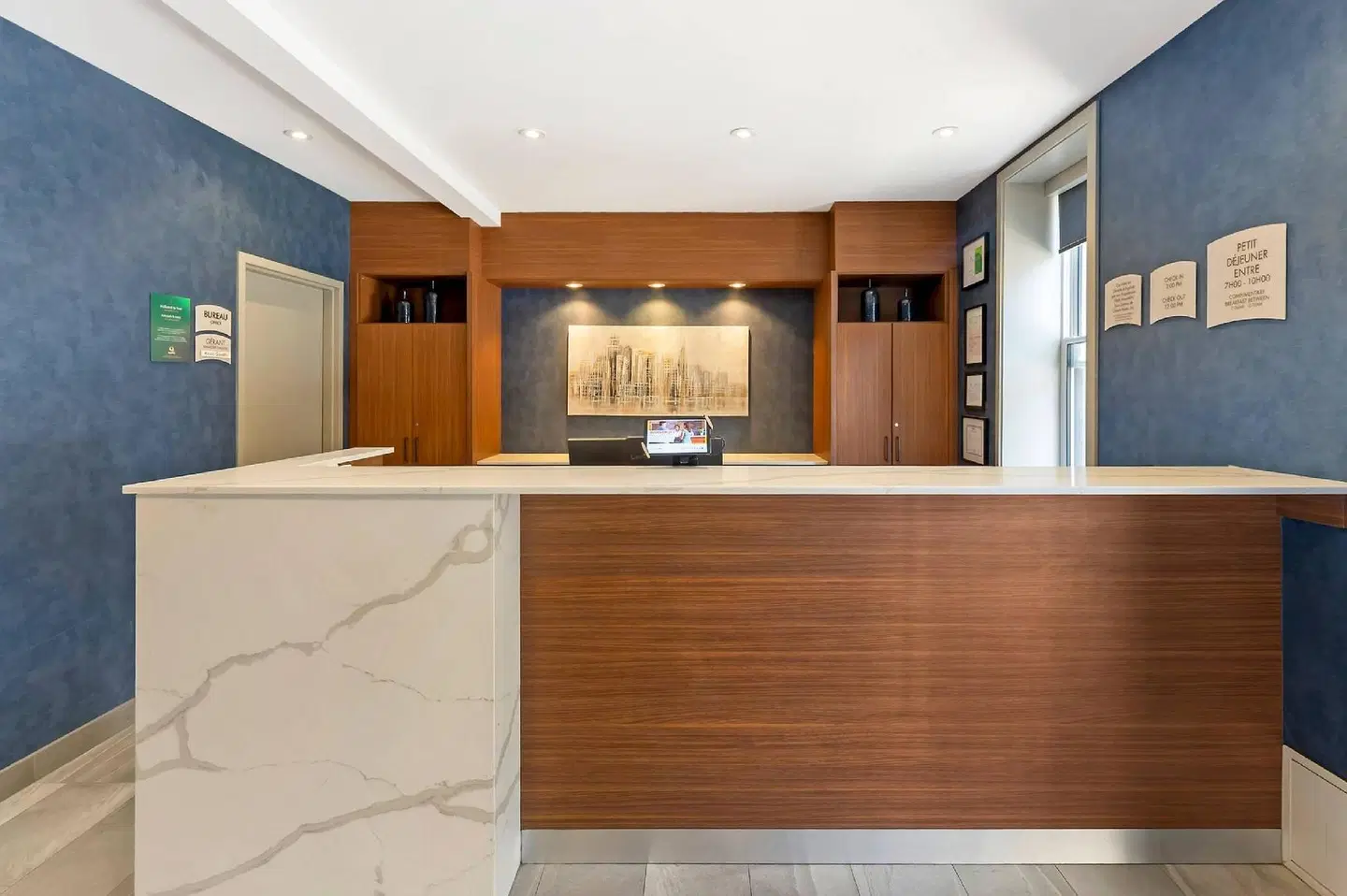 QUALITY INN CENTRE-VILLE LOUNGE_LOBBY