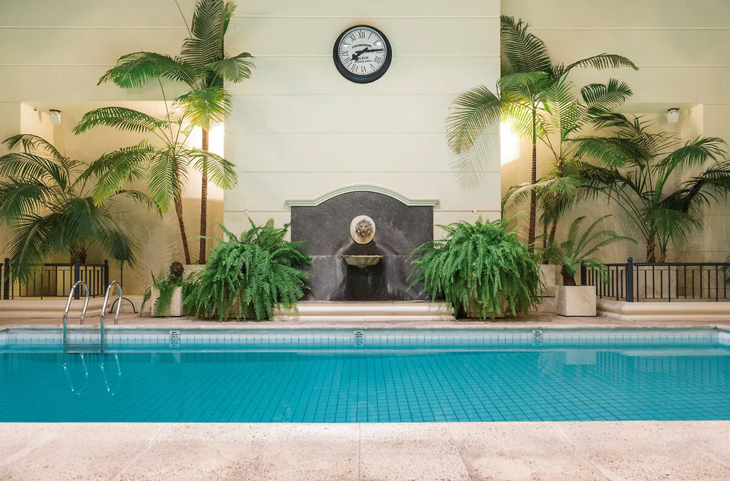 Loi Suites Recoleta Hallenbad