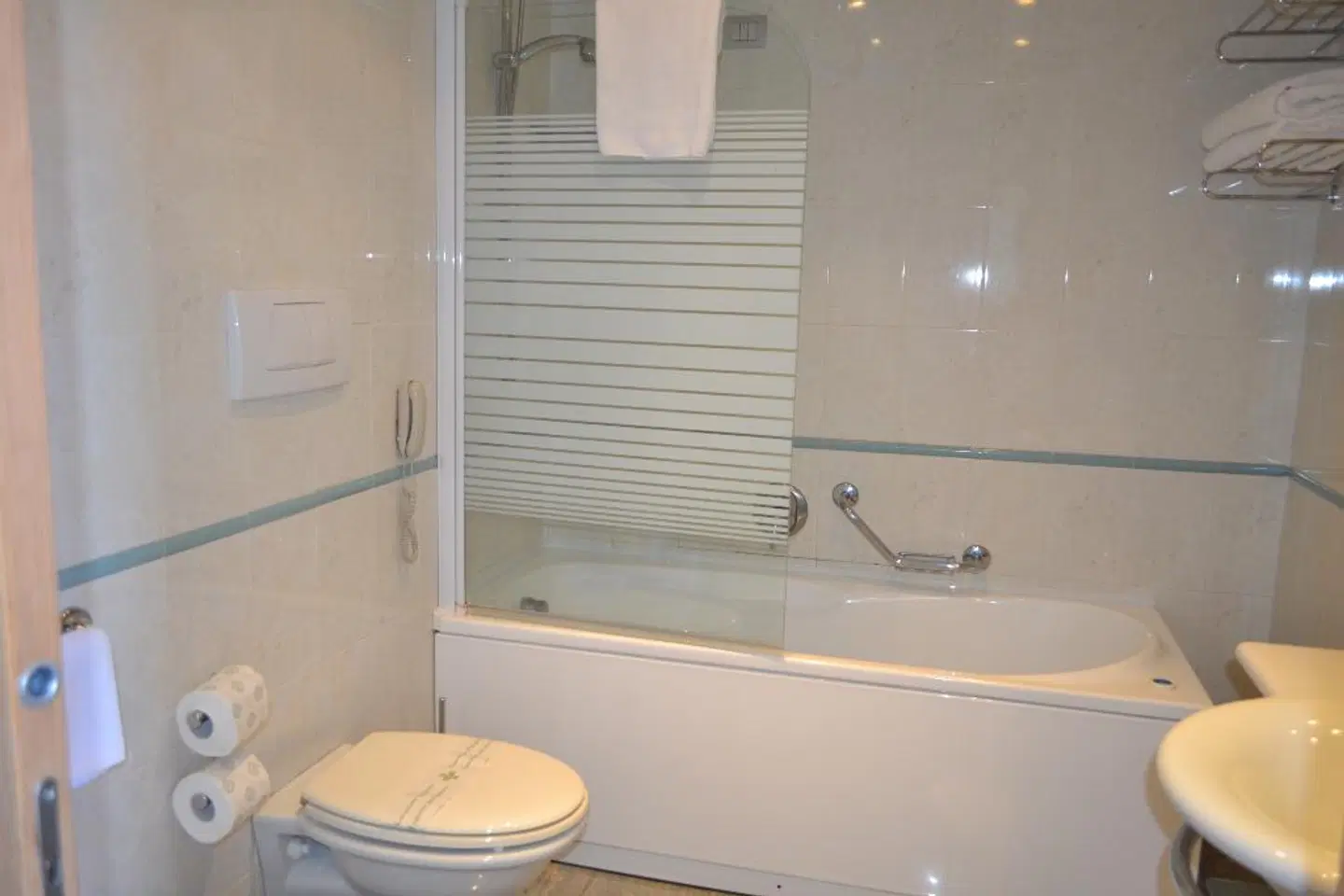 Marina Palace Hotel & Congress Hall Badezimmer
