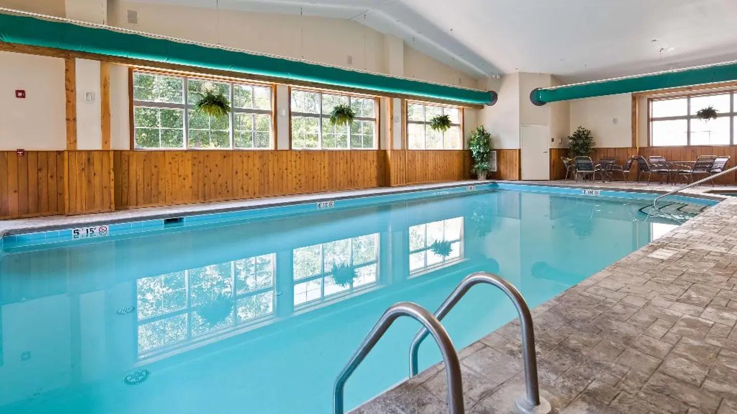Best Western Plus Crossroads Inn & Suites Hallenbad